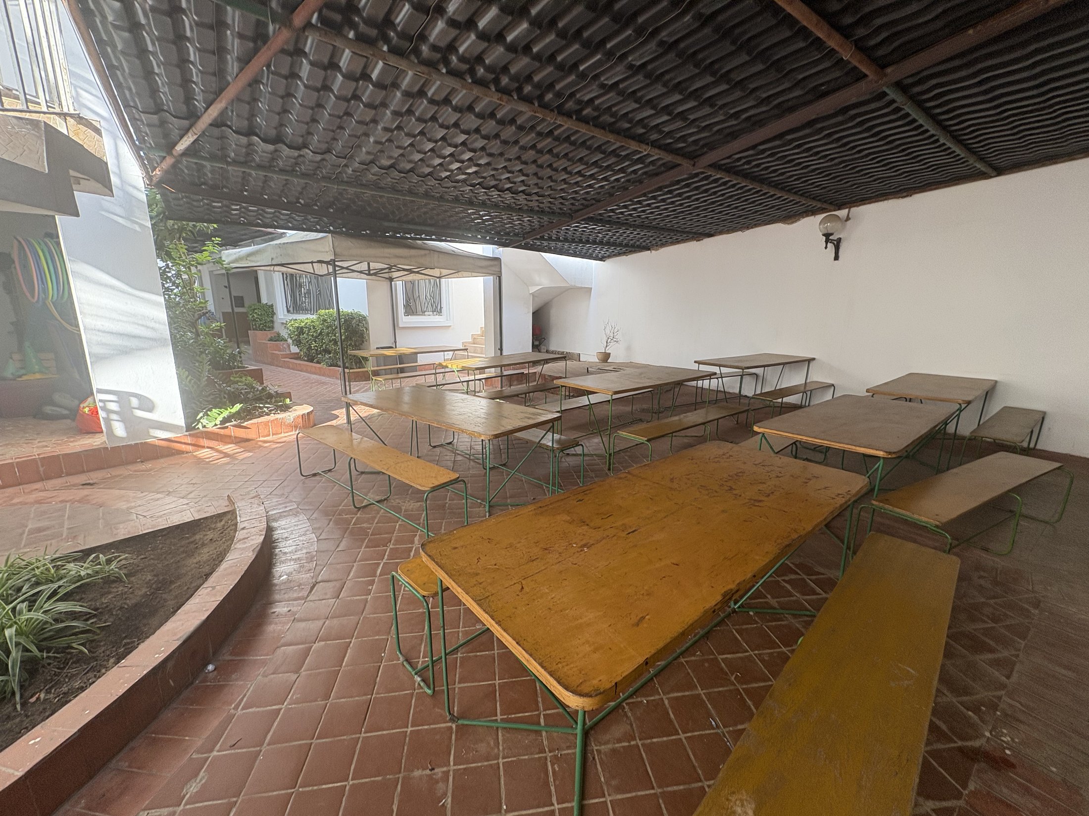 Tables du réfectoire, École Saint-Exupéry