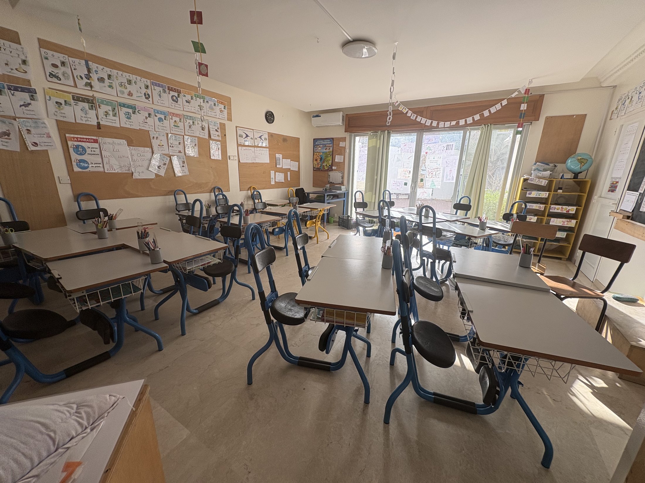 Salle de classe de l'élémentaire décorée de travaux d'élèves, École Saint-Exupéry