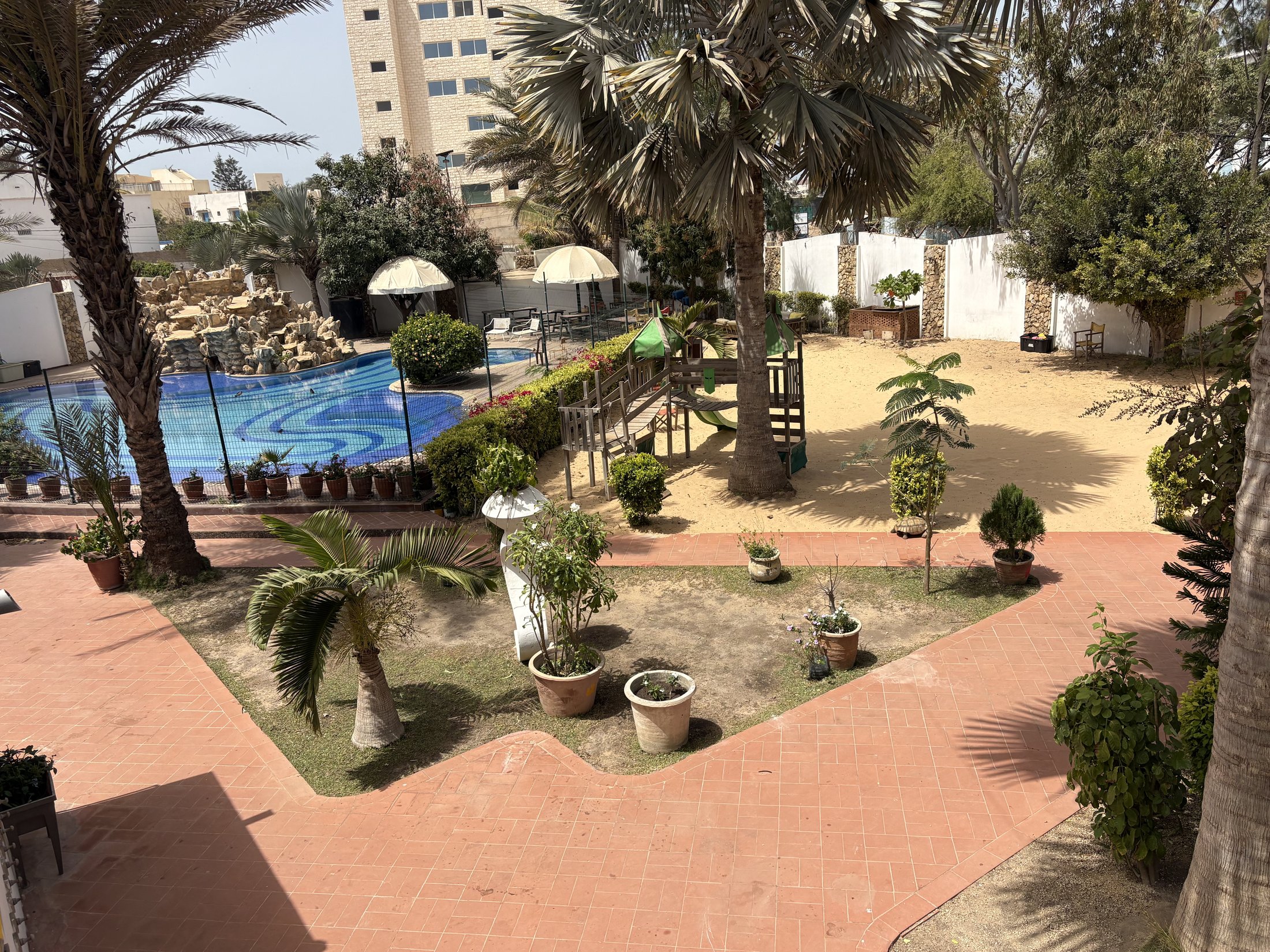 Vue du jardin et de la piscine de l'école