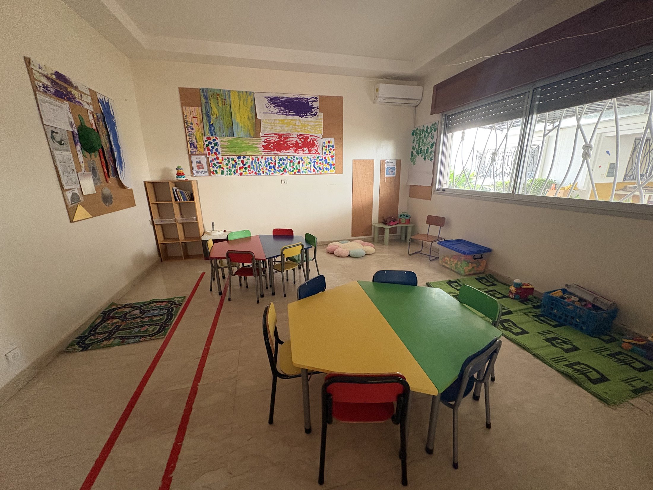 Salle de classe de maternelle, tables et coin lecture, École Saint-Exupéry